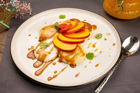 Сырники с ирисовым соусом