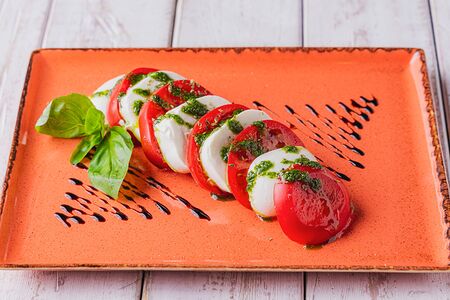 Моцарелла с помидорами