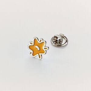 Значок с кленовым листом