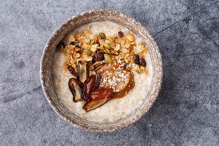 Молочная овсяная каша с кокосовой карамелью и финиками