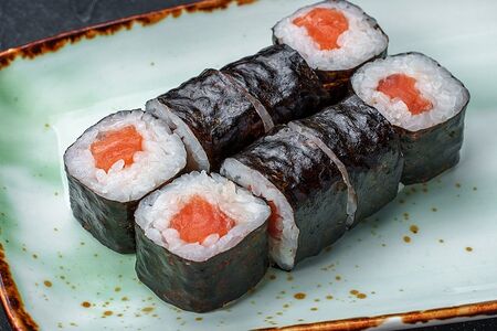 Маки с лососем