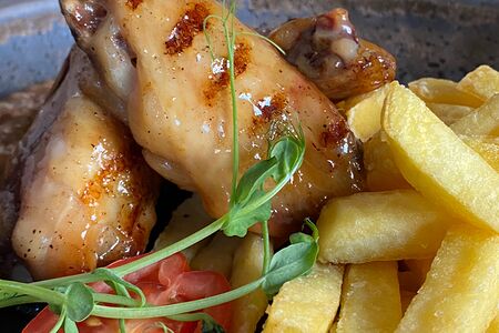 Куриные крылья в кленовом сиропе с фри