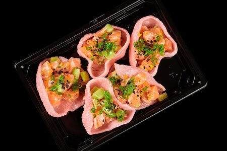 Креветочный чипс с тартаром из лосося