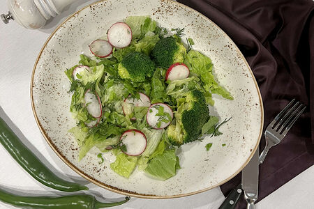 Салат со свежим редисом и брокколи