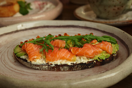 Брускетта с лососем и авокадо