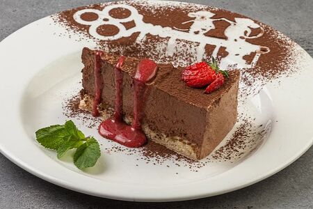 Шоколадное пирожное с рагу из ягод