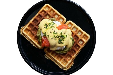 Вафли с лососем и пашот