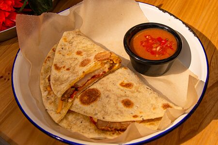 Кесадилья со свининой