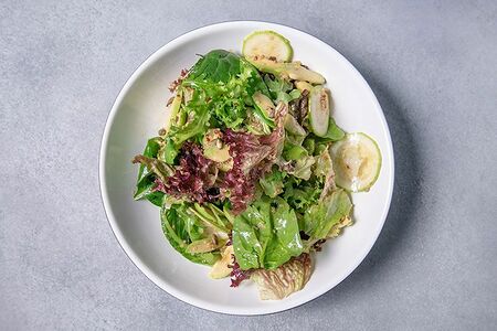 Зелёный салат с киноа