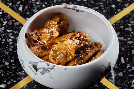 Куриные крылья в соусе BBQ с кунжутом