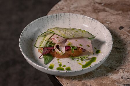 Брускетта с хумусом из перца и пастрами из индейки