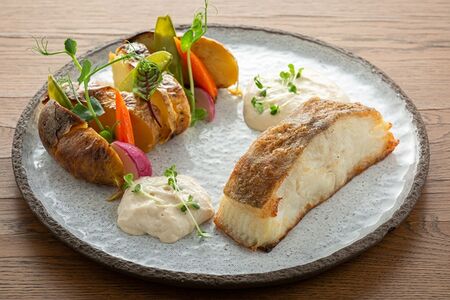 Мурманский палтус с картофелем из костра, молодыми овощами и соусом из копченой грудинки с самогоном