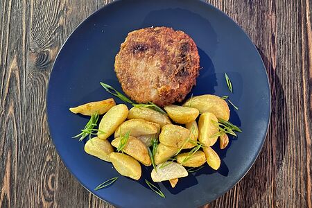 Котлета в яйце с картофельными дольками