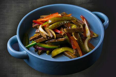 Закуска из говядины с острым перцем и корнишонами