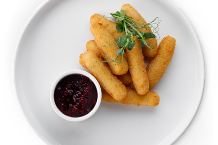 Сырные палочки с брусничным соусом