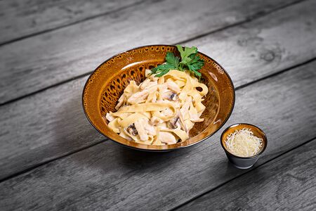 Паста с курицей и грибами