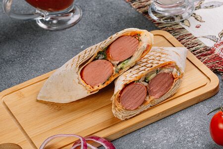 Хот-дог с двумя сосисками в лаваше