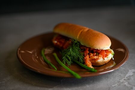 Хот-дог с курицей острый