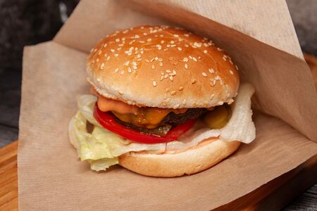 Бургер с говяжьей котлетой