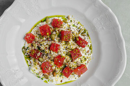 Страчателла с клубничным арбузом, цветочной солью и фисташками