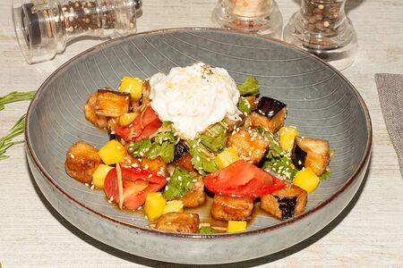 Теплый салат с баклажанами и страчателлой