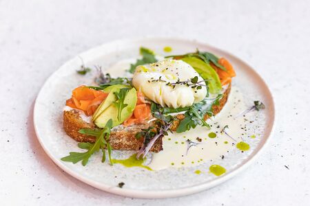 Авокадо-тост с лососем и яйцом пашот