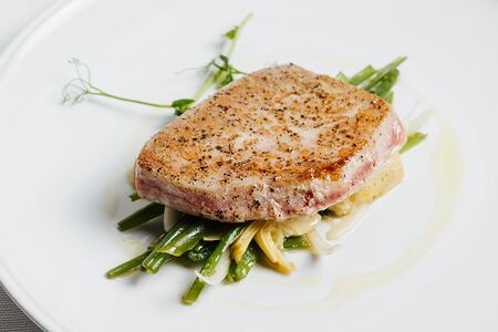 Стейк из тунца в соусе из хереса