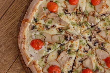 Пицца с курицей и грибами