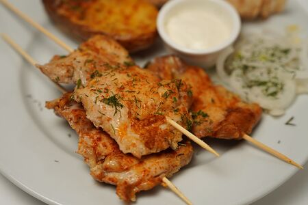 Шашлычки из куриного бедра с картофелем