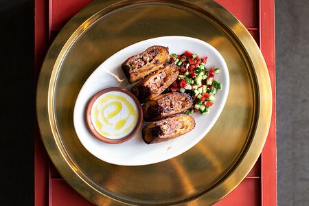 Араис из ягненка в пите на гриле с израильским салатом