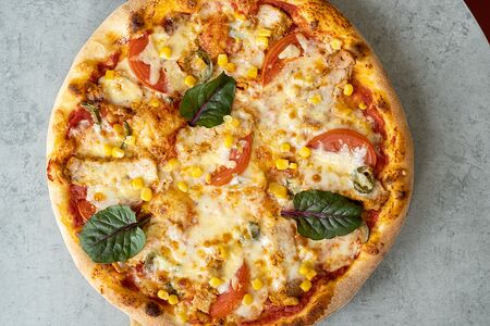 Пицца с цыпленком и томатами