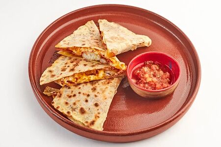 Кесадилия с треской и пепперони