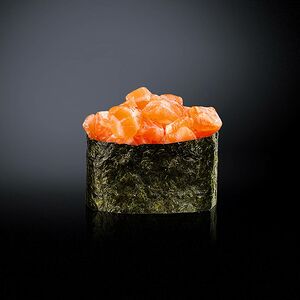 Гункан с лососем