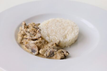 Печень по-строгановски с рисом