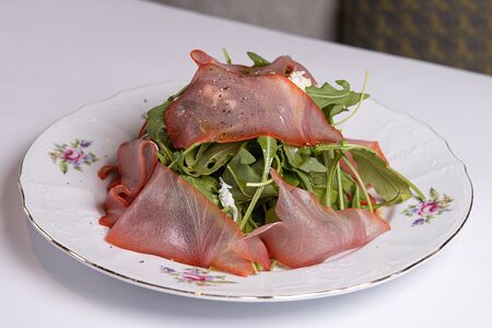 Салат с копченым лососем