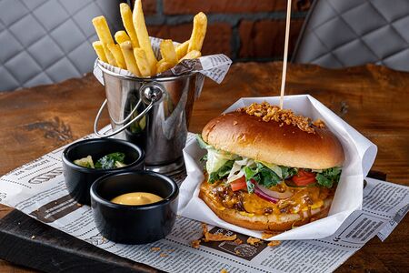 Классический чизбургер и картошка фри