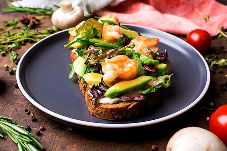 Брускетта с креветками и авокадо