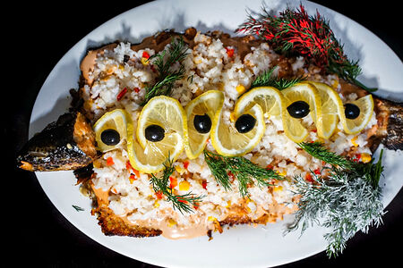 Форель целая с рисом и овощами