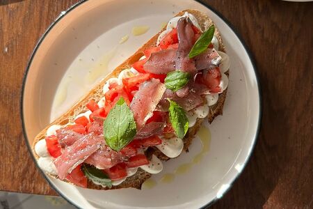 Брускетта с томатами, рикоттой и анчоусом