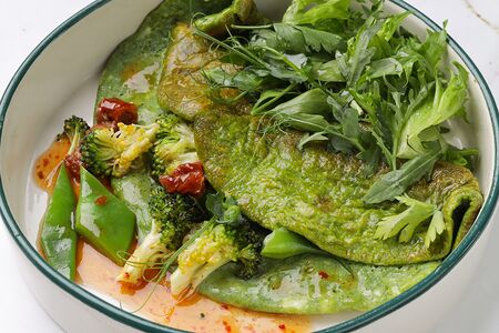 Зеленый омлет со сладким чили