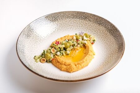 Хумус с ароматными травами и жгучим перцем