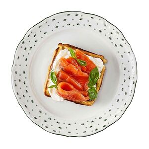 Картофельная вафля с форелью и авокадо