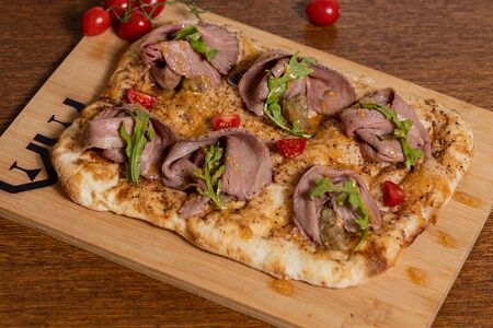 С ростбифом и джемом из черного перца