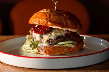 Бургер Блю чиз с карамелизированной грушей в меде