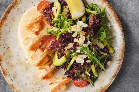 Салат с креветками в сливочном соусе