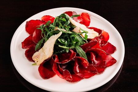 Трюфельная брезаола с артишоком и руколой