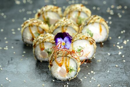 Жареный ролл с курицей