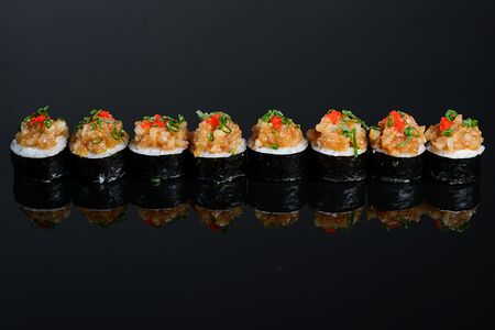 Роллы с тартаром из креветок