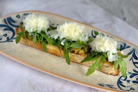 Брускетта со страчателлой, томатами и рукколой