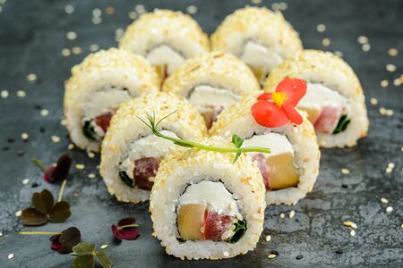 В кунжуте, маслянная рыба, лук, сыр, помидор